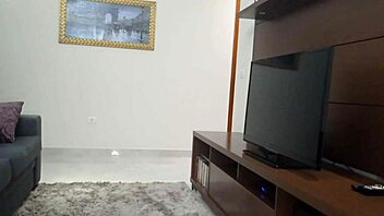 Dona de Casa Gostosa de Shortinho Dando em Cima do Técnico de Tv