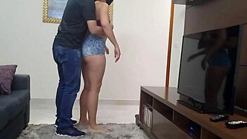 Dona de Casa Gostosa de Shortinho Dando em Cima do Técnico de Tv
