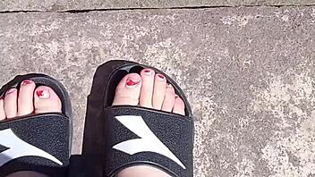 Piedi al sole prima della pedicure