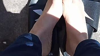 Piedi al sole prima della pedicure