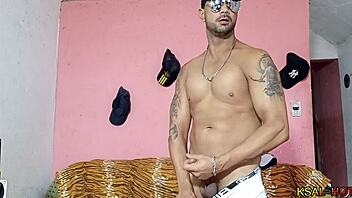 meu cliente pediu para fazer uma vídeo chamada e mostrar eu gozando para ele imaginar engolindo minha porra toda