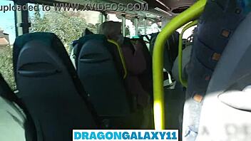 حافلة عامة سمراء ساخنة تمص وتعرض مجموعة