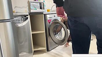 把继母塞进洗衣机里，猛操她的屁股射精！