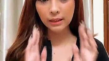 私の硬い乳首が自家製ホーニークリップでバウンスするのを見て