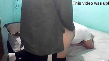 Cogemos de perrito un dia de frio en la cama de dos plazas