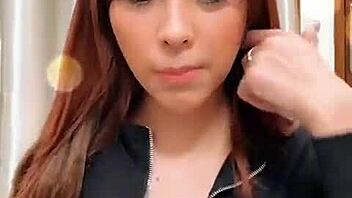 私の硬い乳首が自家製ホーニークリップでバウンスするのを見て