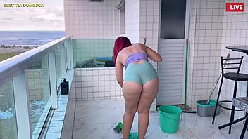 Ali me ne norijo kratke hlačke te služkinje?