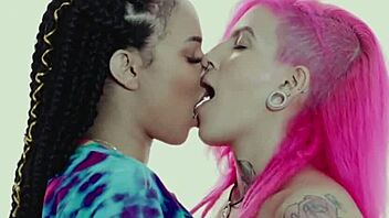 Qween E Pocahontas Decidem Aliviar O Tesão Esfregando As Bucetinhas Após Fofocar Sobre O Boy, Latina Ass Petite 18+ Masturbation Sex Brazilian Oral Lesbian Big Ass