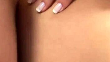 Shemale giver hardcore blowjob til søde pige