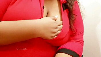 andhra telugu aunty showing off big boobs, wow! 😍