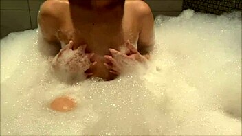 変態カップルがバブルバスで蒸し暑いアクションで大暴れ