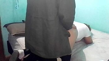 Cogemos de perrito un dia de frio en la cama de dos plazas