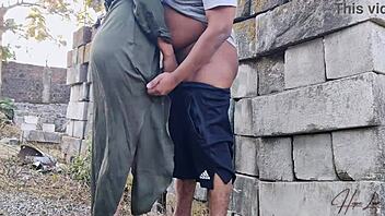 Похотливая индонезийская жена жестко трахается на открытом воздухе в лесу