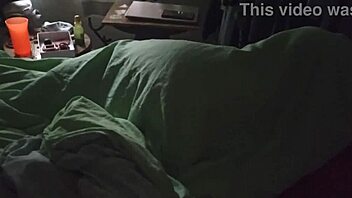 karmico ma�anero viejo morboso entra al cuarto de su cu�ada y la graba sin que se de cuenta