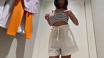 Kíváncsi nagy mellű barna vadul ujjal magának nyilvános próbafülkében