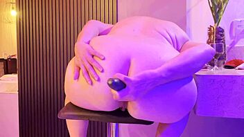 Gosto de deixar meu cu bem arrombado enfiei um pepino enorme nele