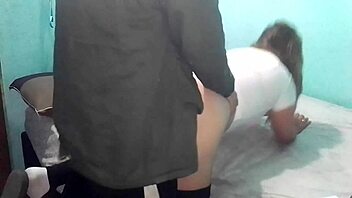 Cogemos de perrito un dia de frio en la cama de dos plazas