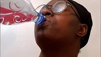 ebony milf masturbates solo