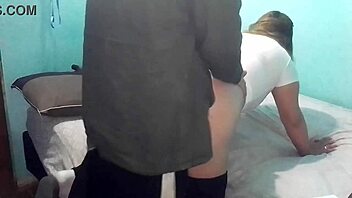 Cogemos de perrito un dia de frio en la cama de dos plazas