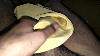 बाइसेक्सुअल गे लड़का सेक्सी अरब लेडीज के साथ सिल्क शलवार में खेलता है