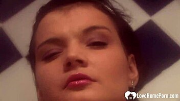 Моята цицеста приятелка обича мастурбация в душа