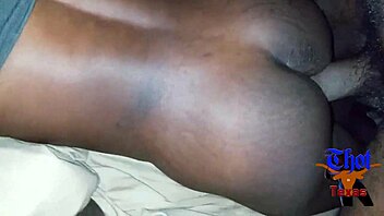 都市苗条娇小黑人熟女在家自制激烈操逼