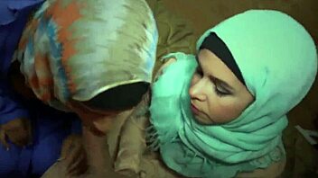 Askeri kıyafetli Arap genç kız 18+ vahşi am eylemini ateşliyor!