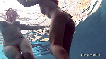 Le ragazze ceche more pelose si spogliano e nuotano sott'acqua