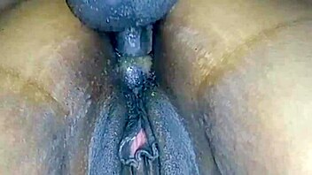 زوجة سوداء بدينة تأخذ كريم باي شرجي في فيديو منزلي