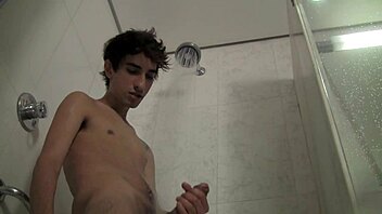 luiggi feels amazing getting a blowjob from marcos goiano in the shower