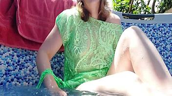 follando al aire libre en una pileta