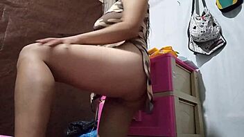 esto siempre me excita ver a mi hermosa hermanastra masturbar su ajustada vagina mientras grabo un porno casero real