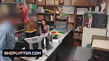 Adolescente inocente 18+ Naiomi Mae atrapada robando y cuestionada en trastienda