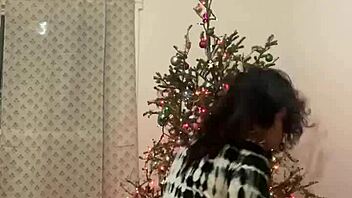 Anna Maria, latinská milf, předvádí sexy tanec ve vánočním videu s velkými prsy a zadkem.