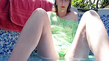 follando al aire libre en una pileta