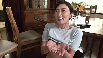 Japansk svärmor Ryo Fukutomi förförs till rå creampie-knull