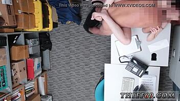 Ung rødhåret tæve stripper og fingerer sig vildt på webcam for betjenten!