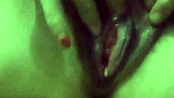 this girl is masturbating with toys, so hot 😍