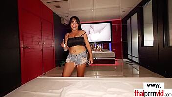 Amateur thai teen receives blowjob and pussy fucking