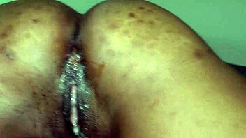 Ebony tjejers tighta fitta fylld av enorm vit kuk