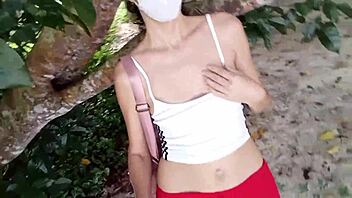 Tjej runkar små tuttar på offentlig strand