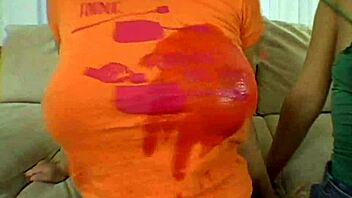 مؤخرة كبيرة وصدر يتصادمان في جماع ثلاثي قاسي