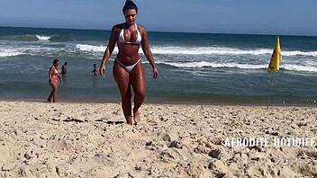 afrodite chupa pau na praia da barra da tijuca