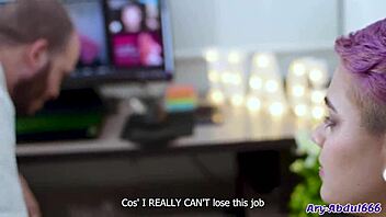 dejo que mi jefe me folle en la oficina para mantener el trabajo