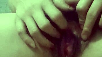 this girl is masturbating with toys, so hot 😍