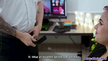 dejo que mi jefe me folle en la oficina para mantener el trabajo