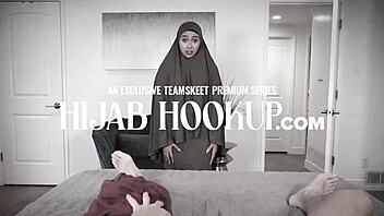 Stunning MILF Lolly Dames Teaches Twerking Secrets Outdoors