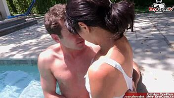 娇小18+亚洲棕发少女白衬衫里肛交