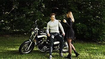 Fucking Outdoors with Stranger on Motorbike for Public View in Wild Cum Scene