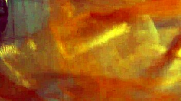 Nastya river bikini af og viser stram fitte i poolen